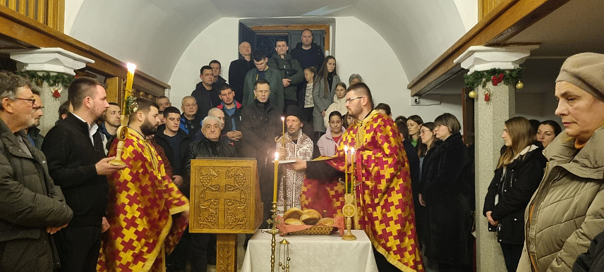 МОСTАР, 6. ЈАНУАРА /СРНА/ - Његово преосвештенство владика захумско-херцеговачки и приморски Димитрије служио је вечерње у Старој цркви у Мостару, након чега је на платоу између Старе и Саборне цркве са Мостарцима наложио бадњаке.