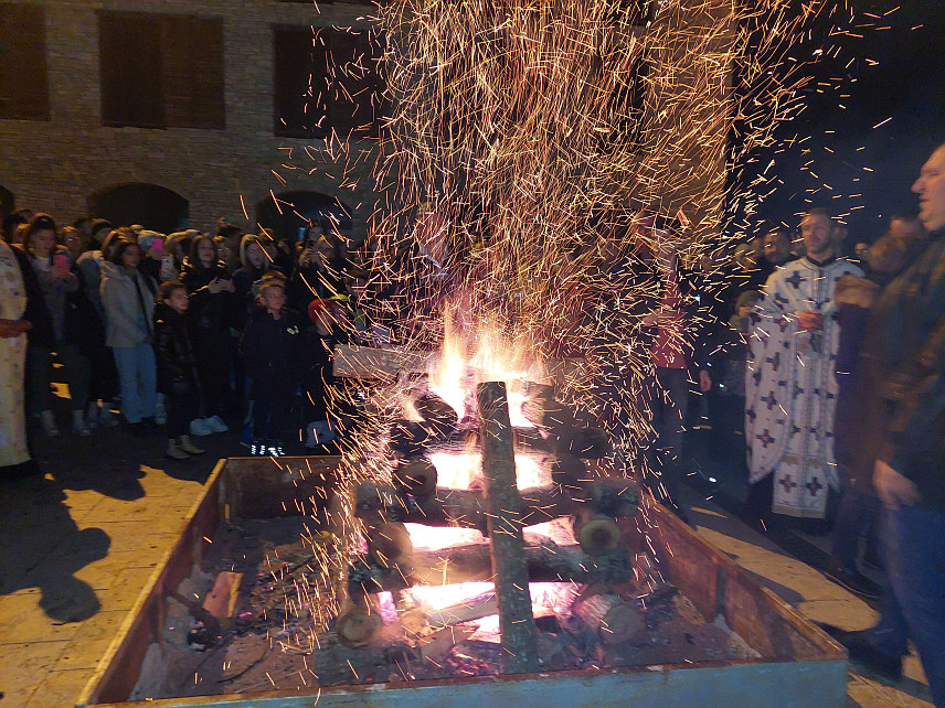 ВИШЕГРАД, 6. ЈАНУАРА /СРНА/ - Велики број православних вјерника присуствовао је вечерњим службама и налагању бадњака у свим вишеградским храмовима припремајући се за најрадоснији хришћански празник - Божић.