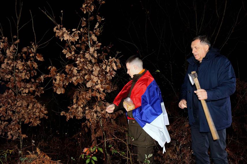 БАЊАЛУКА, 6. ЈАНУАРА /СРНА/ - Предсједник Републике Српске Милорад Додик на Бадње јутро заједно са унуком усјекао је бадњак./ФОТО - Борислав Здриња/