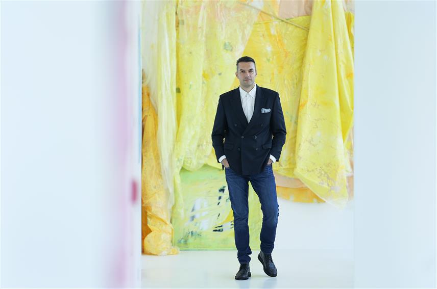 БАЊАЛУКА, 7. ЈАНУАРА /СРНА/ - Аутор изложбе "Нешто као портрети" Радослав Tадић.