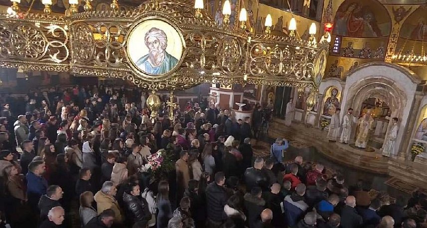 ПОДГОРИЦА, 7. ЈАНУАРА /СРНА/ - Његово високопреосвештенство митрополит црногорско-приморски Јоаникије служио је Божићну литургију у Храму Христовог Васкрсења, уз присуство великог броја вјерника.