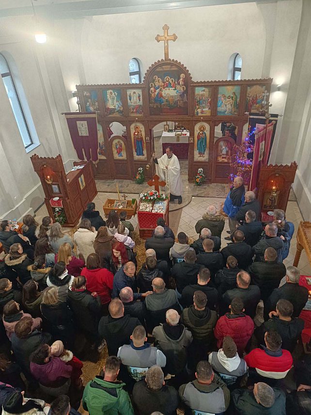 ДЕРВЕНТА, 7. ЈАНУАРА /СРНА/ - У обновљеном храму Вазнесења Господњег у Великој Сочаници бројни вјерници дочекали су најрадоснији хришћански празник Божић.