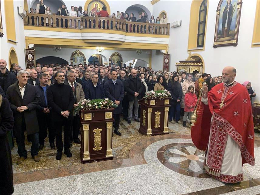 ПРЊАВОР, 7. ЈАНУАРА /СРНА/ - Божићним уранцима и светим литургијама у свим православним храмовима на подручју Прњавора почело је обиљежавање најрадоснијег хришћанског празника - Божића.