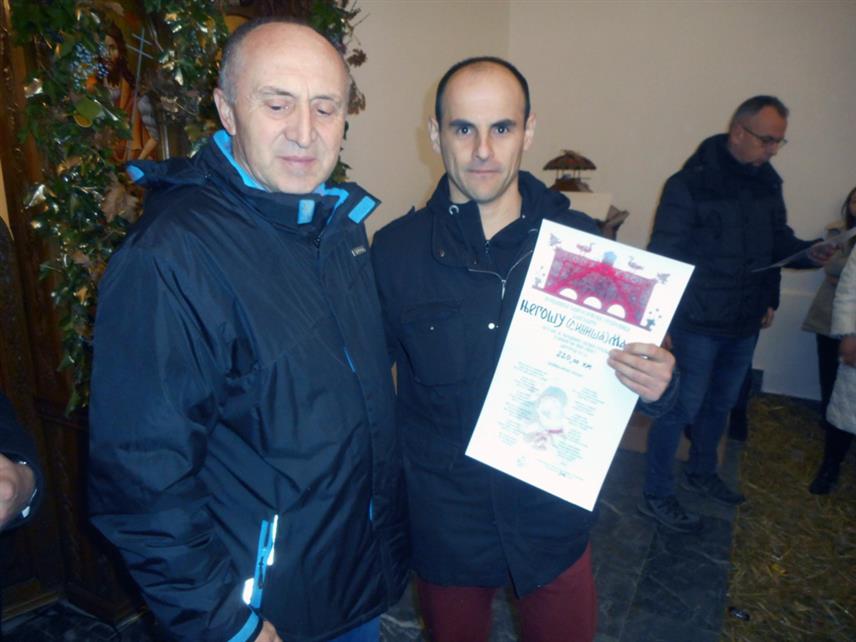 СРЕБРЕНИЦА, 7. ЈАНУАРА /СРНА/ - Предсједник Фондације "Благословена Сребреница" Милисав Марјановић по традицији је, поводом Божића, уручио захвалнице родитељима који су добили принове између прошлогодишњег и овогодишњег Божића, а на њихове рачуне уплаћено је по 220 КМ за новорођенчад и исто толико за осталу дјецу из тих породица.