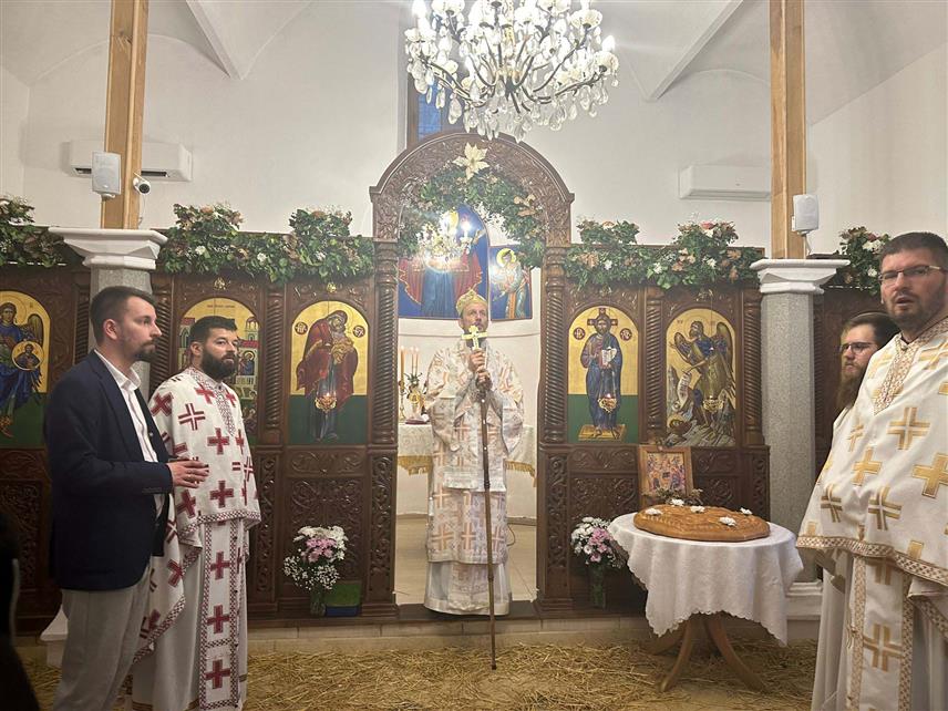 МОСTАР, 7. ЈАНУАРА /СРНА/ - Његово преосвештенство владика захумско-херцеговачки и приморски Димитрије служио је јутрење и свету архијерејску литургију у Старој цркви у Мостару, након чега је традиционално са вјерницима преломио чесницу.