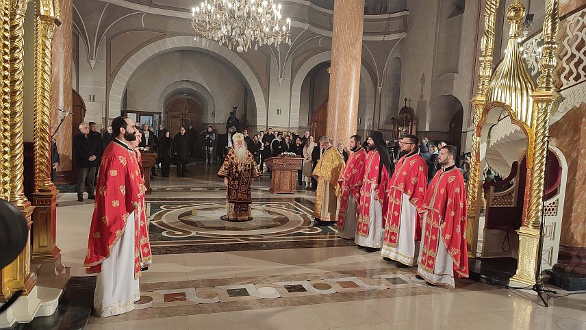 САРАЈЕВО, 7. ЈАНУАРА /СРНА/ - Његово високопреосвештенство митрополит дабробосански Хризостом са свештенством служио је јутрос Свету архијерејску литургију у Саборном храму Рођења Пресвете Богородице у Сарајеву поводом најрадоснијег хришћанског празника - Божића.
