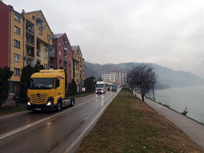 ЗВОРНИК, 7. ЈАНУАРА /СРНА/ - Аутопревозници из Зворника и оближњих мјеста данас су вожњом кроз овај град уз звуке сирена обиљежили божићне презнике.