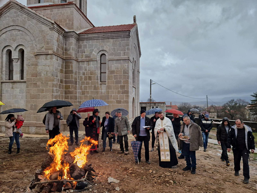 ВРЛИКА, 7. ЈАНУАРА /СРНА/ - У православним храмовима широм Далмације прослављен је Божић у присуству вјерног народа.
