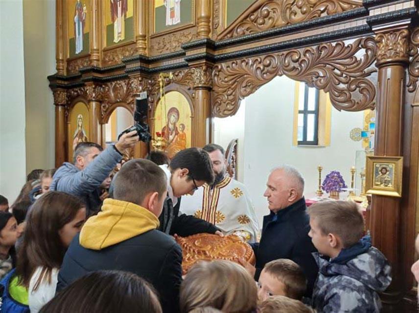 БАЊАЛУКА, 7. ЈАНУАРА /СРНА/ - Одбор за помоћ Србима на Косову и Метохији данас је у Храму Свете Петке у бањалучком насељу Старчевица организовао ломљење божићне чеснице, уз благослов Његовог преосвештенства епископа бањалучког Јефрема.