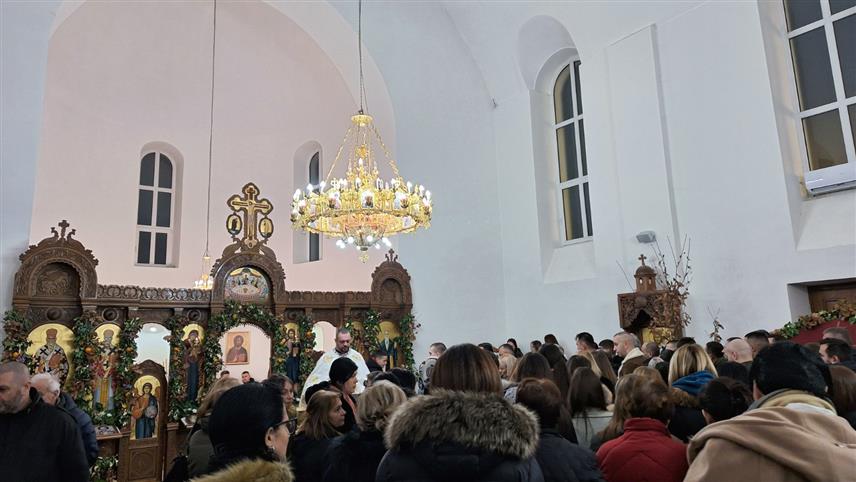 СРЕБРЕНИЦА,БРАТУНАЦ, 7. ЈАНУАРА /СРНА/ - Божићне литургије јутрос су служене у пуним црквама на подручју Сребренице и Братунца као и у манастирима Свете Тројице у Сасама и Покрова Пресвете Богородице у Карну у сребреничкој општини.

