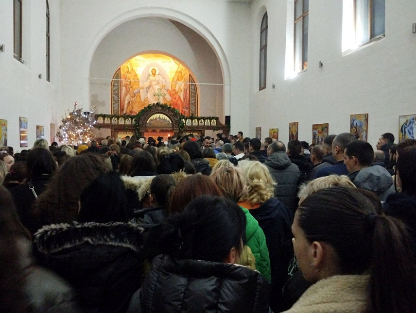 TРЕБИЊЕ, 7. ЈАНУАРА /СРНА/ - Многобројни вјерници у Херцеговини присуствовали су божићним литургијама које су служене у поноћ или у раним јутарњим часовима у православним храмовима.