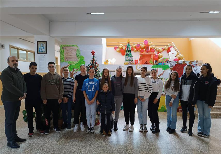 ИСТОЧНО НОВО САРАЈЕВО, 7. ЈАНУАРА /СРНА/ - Наставник српског језика у Основној школи /ОШ/ "Свети Сава" у Источном Новом Сарајеву Мирослав Чаваркапа рекао је Срни да је дивно бити просвјетни радник, вољети свој посао и трудити се да га унапређујеш, те да му Светосавска награда много значи, јер обједињује труд и рад који је уложио и представља подстрек за будуће дане.