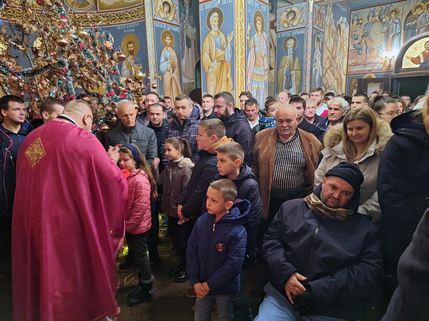 ШАМАЦ, 7. ЈАНУАРА /СРНА/ - У православним храмовима на подручју Шамца служене су литургије поводом најрадоснијег хришћанског празника Божића у присуству великог броја вјернику који су испунили и црквене порте.