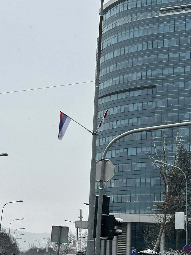 БАЊАЛУКА, 8. ЈАНУАРА /СРНА/ - Улицама Бањалуке вијори се око хиљаду застава у сусрет 9. јануару - Дану Републике Српске.