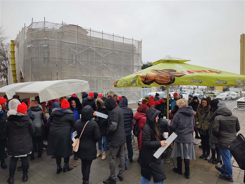 ГРАДИШКА, 8. ЈАНУАРА /СРНА/ - Грађани Градишке данас су уживали у рођенданској торти, чају и куваном вину које су за њих обезбиједили чланови Градске организације Актива жена СНСД-а и Младих социјалдемократа у част Дана Републике, уз поруку да су окупљени око права да слободно славе 9. јануар,активност је одржана на платоу градишког Културног центра.