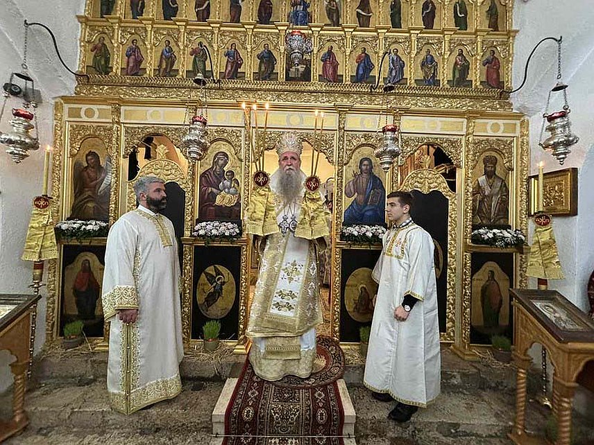 ПОДГОРИЦА, 8. ЈАНУАРА /СРНА/ - Његово високопреосвештенство митрополит црногорско-приморски Јоаникије служио је данас у Цетињском манастиру и истакао да је природно да је други дан Божића посвећен Богородици јер је донијела на свијет Господа Исуса Христа.