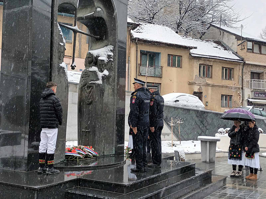 ЗВОРНИК, 9. ЈАНУАРА /СРНА/ - Полагањем вијенаца на Споменик за 1080 бораца, који су погинули у Одбрамбено-отаџбинском рату, у Зворнику је обиљежен 9. јануар - Дан Републике Српске и 32 године њеног постојања.