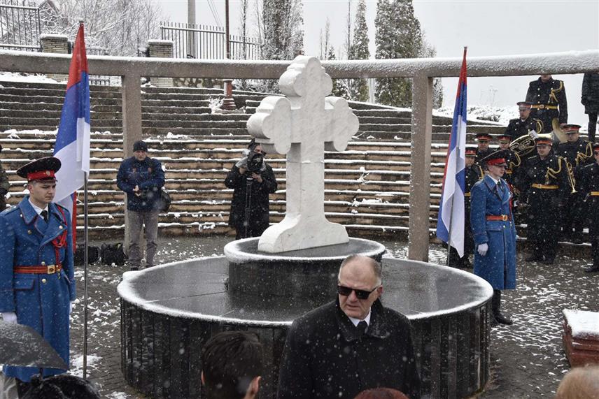 БАЊАЛУКА, 8. ЈАНУАРА /СРНА/ - Поводом обиљежавања Дана Републике Српске - 9. јануара данас су положени вијенци и цвијеће на спомен-костурницу на градском гробљу у Бањалуци и на гробницу 12 бањалучких беба.