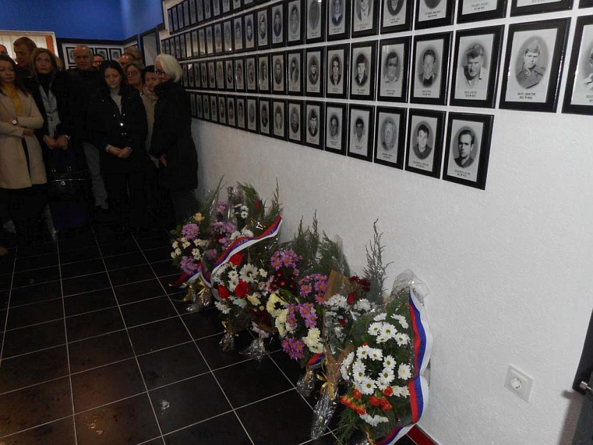 СРЕБРЕНИЦА, 8. ЈАНУАРА /СРНА/ - Дан Републике Српске - 9. јануар обиљежен је данас у Сребреници полагањем цвијећа и одавањем поште у Спомен-соби погинулима у Одбрамбено-отаџбинском рату, те културно-умјетничким програмом на тргу.