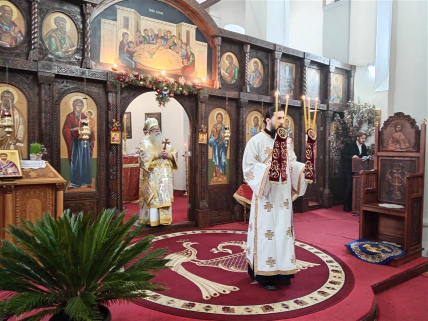 СОКОЛАЦ,8.ЈАНУАРА/СРНА/- Његово високопреосвештенство митрополит дабробосански Хризостом служио је данас Свету Аријерејску литургију у цркви Светог пророка Илије на Сокоцу уз саслужење свештенства црквене општине Соколац, на празник посвећен Пресветој Богородици , која је родила Спаситеља свијета.