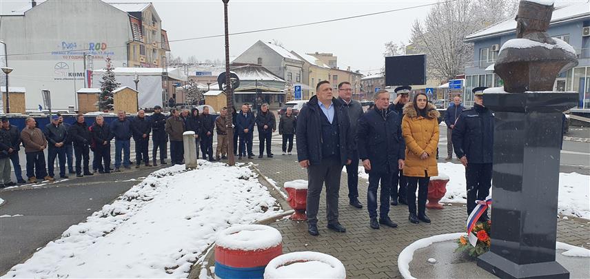 БРОД, 8. ЈАНУАРА /СРНА/ - У Броду је данас свечаним пријемом, парастосом и полагањем вијенаца свечано обиљежен Дан Републике, а бројни Брођани су истицањем застава на својим домовима изразили радост због 32. рођендана Српске.