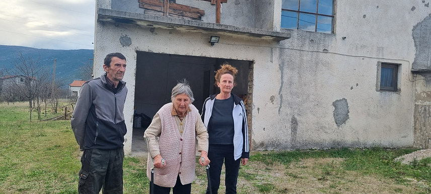 МОСТАР, 8. ЈАНУАРА /СРНА/ - У мостарском насељу Бијело Поље на Божић је каменована кућа српске повратничке породице Шантић.