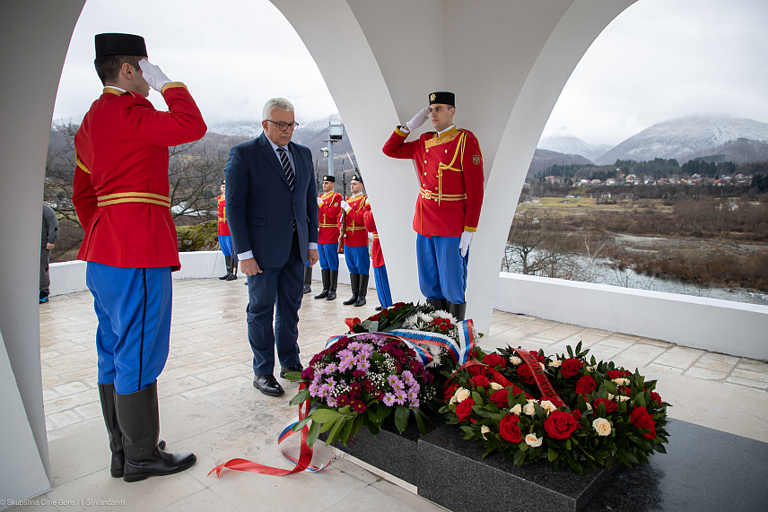 ПОДГОРИЦА, 8. ЈАНУАРА /СРНА/ - Предсједник Скупштине Црне Горе Андрија Мандић положио је данас вијенац на споменик јунацима Мојковачке битке, поводом 108 година од ове битке.
