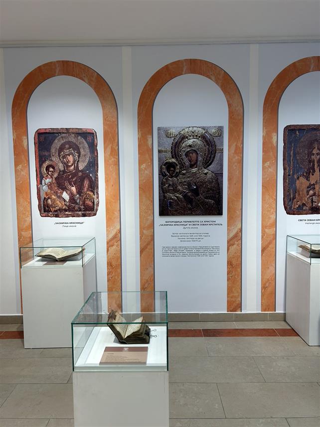 БАЊАЛУКА, 8. ЈАНУАРА /СРНА/ - Изложба старих српских рукописа са простора БиХ под називом "Слово српско рукописно" свечано је отворена данас у Галерији Академије наука и умјетности Републике Српске /АНУРС/ у Бањалуци.