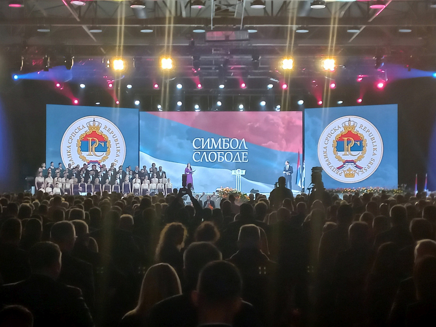 БАЊАЛУКА, 8. ЈАНУАРА /СРНА/ - Свечаној академији поводом 9. јануара - Дана Републике Српске у Спортској дворани "Борик" присуствују, предсједник Републике Српске Милорад Додик, српски члан Предсједништва БиХ Жељка Цвијановић, предсједник Народне скупштине Ненад Стевандић, предсједник Владе Радован Вишковић, министри у Влади Српске и српски представници у институцијама на нивоу БиХ, Његово преосвештенство епископ бањалучки Јефрем, као и Дарко Младић, син српског генерала Ратка Младића.