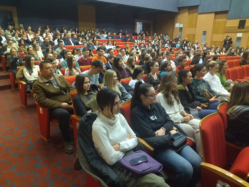 БИЈЕЉИНА, 8. ЈАНУАРА /СРНА/ - Град Бијељина уручио је данас уговоре о стипендирању 218 студената.