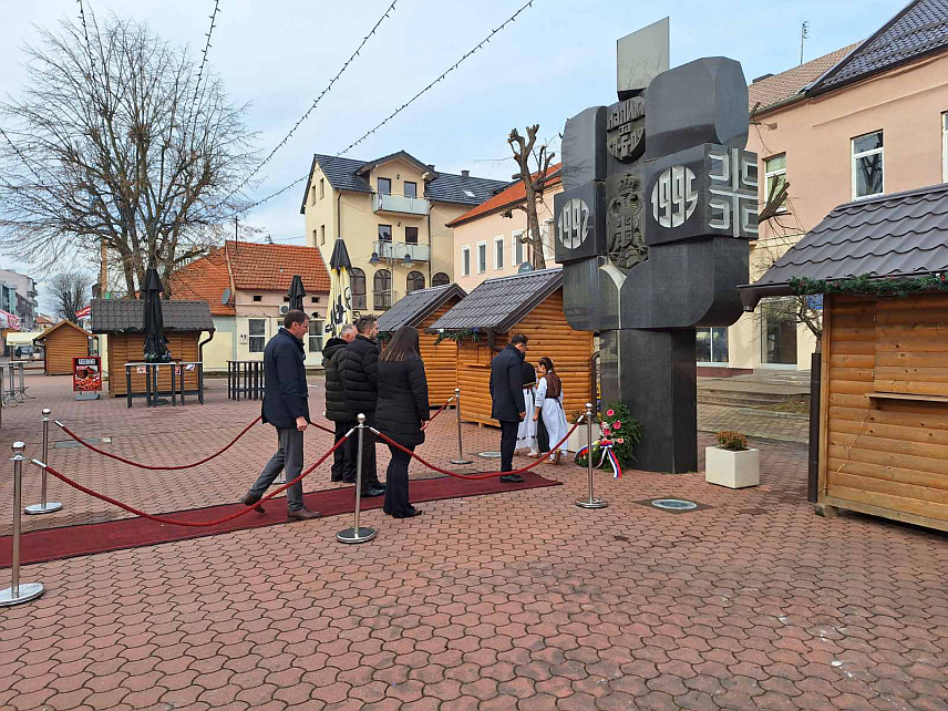 ШАМАЦ, 8. ЈАНУАРА /СРНА/ - Поводом новогодишњих и божићних празника и Дана Републике Српске је уприличен традиционални пријем за представнике привредног, политичког, културног и спортског живота са подручја општине Шамац.