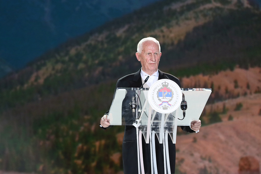 БАЊАЛУКА, 8. ЈАНУАРА /СРНА/ - Академик Матија Бећковић обратио се данас стиховима из своје пјесме "Косово поље" на свечаној академији поводом Дана Републике Српске, која је одржана у Бањалуци.