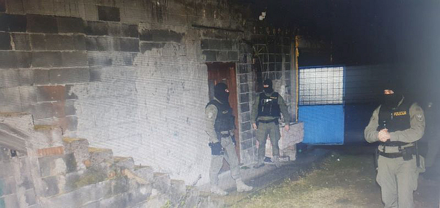 ЗЕНИЦА, 8. ЈАНУАРА /СРНА/ - У Високом и Брези пронађени су оружје и дрога, против више лица покренут је кривични поступак, а за једним се трага, саопштено је из МУП-а Зеничко-добојског кантона након појачаних полицијских активности у овом кантону.