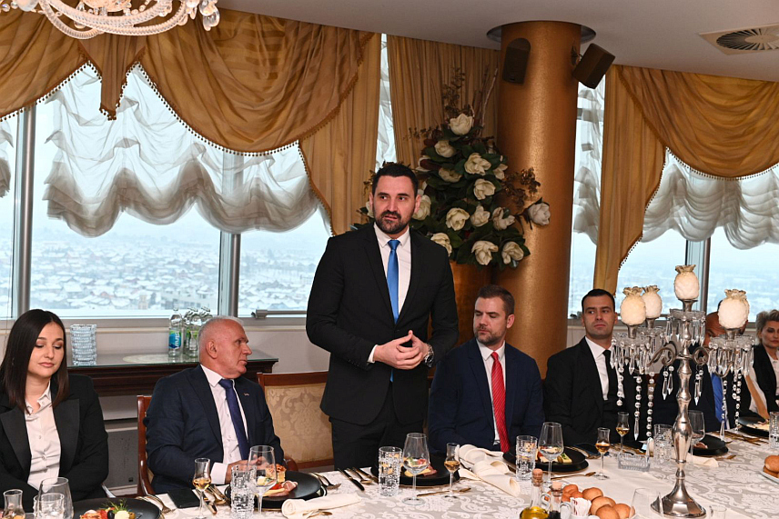 БАЊАЛУКА, 8. ЈАНУАРА /СРНА/ - Министар за европске интеграције и међународну сарадњу Републике Српске Златан Клокић захвалио гостима из Аустрије који су стигли на прославу Дана Републике и својим присуством подржавају напоре у одбрани институционалног интегритета и летигитимитета Српске.