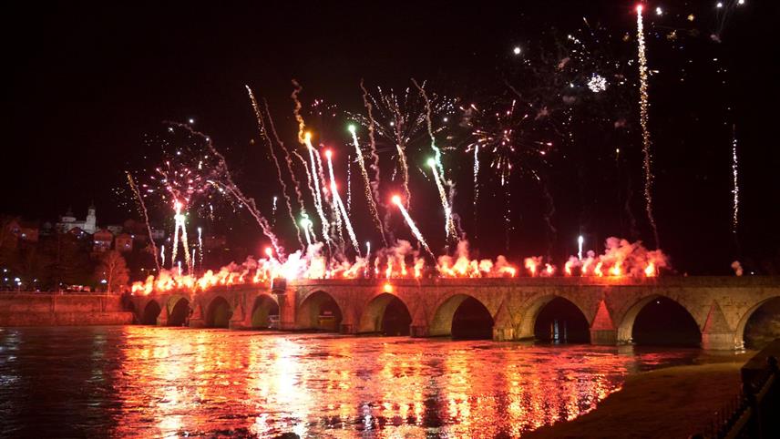 ВИШЕГРАД, 8. ЈАНУАРА /СРНА/ - Навијачи Фудбалског клуба "Црвена звезда" вечерас су бакљадом на вишеградској ћуприји честитали Дан Републике, 9. јануар, и 32. рођендан Српске.