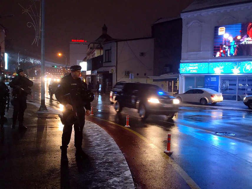 БАЊАЛУКА, 8. ЈАНУАРА /СРНА/ - На Тргу Крајине у Бањалуци вечерас је одржана генерална проба свечаног дефилеа који ће сутра бити уприличен поводом 9. јануара, Дана Републике Српске.