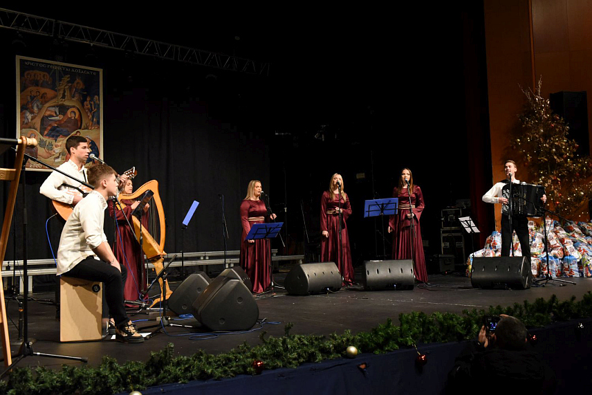 МОСТАР, 8. јануара/СРНА/ - Вечерас је, у препуном Хрватском дому "Херцег Стјепан Косача" у Мостару, одржан традиционални божићни концерт поводом најрадоснијег хришћанског празника Божића.