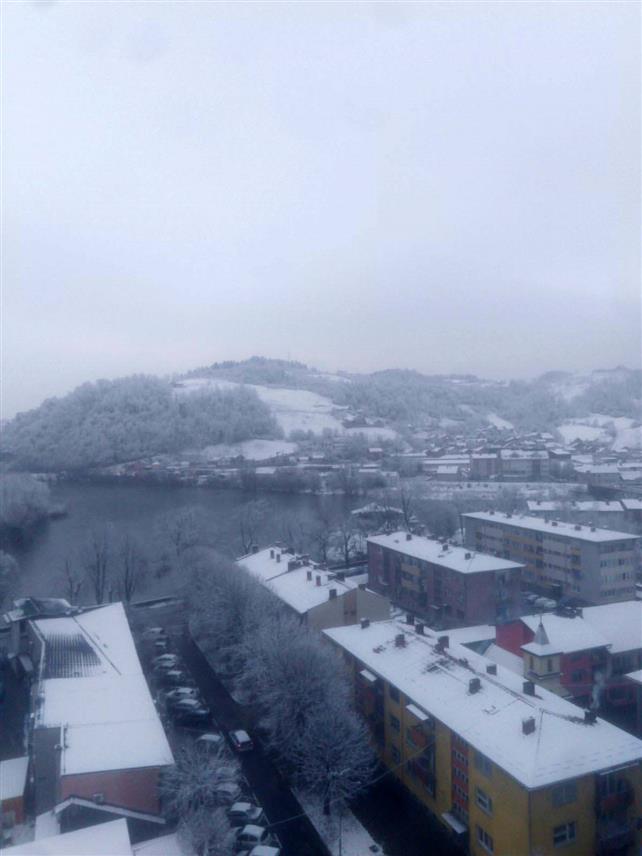 НОВИ ГРАД, 8. ЈАНУАРА /СРНА/ - У Новом Граду за сада нема проблема у саобраћају због снијега, а екипе предузећа "Приједорпутеви" очистиле су магистралне и регионалне путеве.