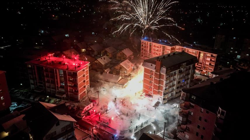 БИЈЕЉИНА, 9. ЈАНУАРА /СРНА/ - И ове године је испоштована традиција прославе Дана Републике уз бакље и ватромет који обасјају небо над Бијељином, одакле је омладина насеља Богдановић плац послала поруку да је Република Српска поносна и пркосна, а да је 9. јануар један од најважнијих датума за народ са ове стране Дрине.