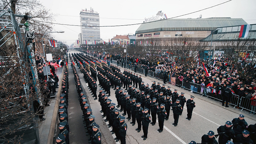 БАЊАЛУКА, 9. ЈАНУАРА /СРНА/ - Свечани дефиле у оквиру Централног догађаја поводом Дана Републике заказан је за 17.00 часова на Tргу Крајине у Бањалуци гдје се очекује рекордан број учесника, око 3.000, припадника Министарства унутрашњих послова /МУП/ Републике Српске, јавног и цивилног сектора Српске.