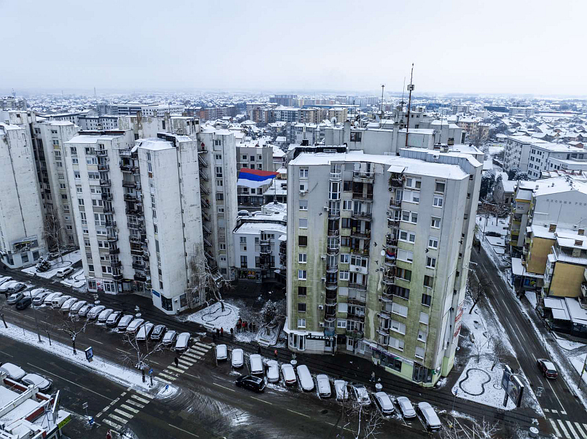 БИЈЕЉИНА, 9. ЈАНУАРА /СРНА/ - Горска служба спасилаца - станица Бијељина подигла је данас заставу Републике Српске између два солитера на висину од 28 метара, заставу подигнуту ка небу за 32. рођендан, честитавши тако настанак, развој и опстанак Републике.