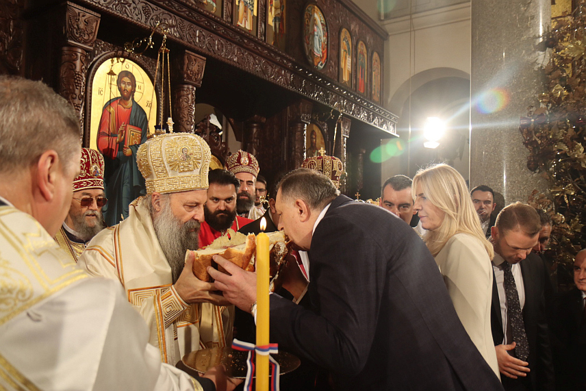 БАЊАЛУКА, 9. ЈАНУАРА /СРНА/ - Његова светост патријарх српски Порфирије, служио у Храму Христа Спаситеља у Бањалуци Свету архијерејску литургију, а након литургије приступљено је освештању и ломљењу славског колача у присуству највиших званичника Републике Српске./фото Борислав Здриња/