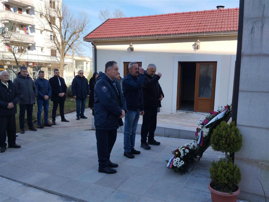 БИЛЕЋА, 9. ЈАНУАРА /СРНА/ - У Билећи је данас поводом Дана Републике Српске - 9. јануара положено цвијеће на споменик погинулим борцима у Одбрамбено-отаџбинском рату.