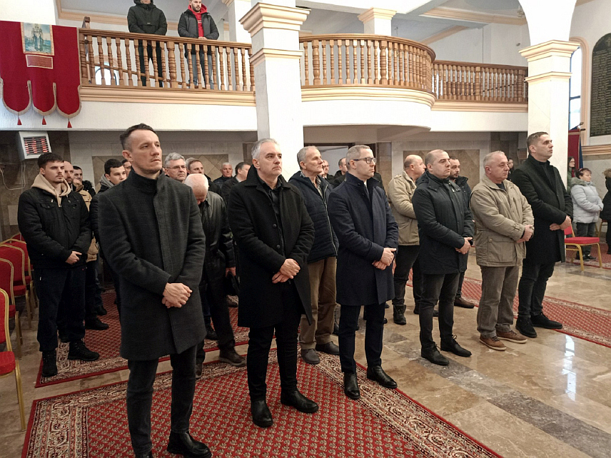 ПРЊАВОР, 9. ЈАНУАРА /СРНА/ - У Спомен-храму на Вучијаку данас је служена литургија, парастос и положени вијенци код спомен-плоче са уклесаним именима 626 погинулих припадника Војске Републике Српске /ВРС/ са подручја Прњавора, у оквиру обиљежавања 9. јануара.
