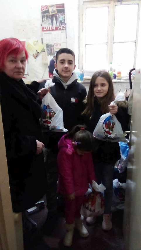 НОВИ ГРАД, 9. ЈАНУАРА /СРНА/ - У Новом Граду данас је подијељено 80 пакетића дјеци из Удружења породица са четворо и више дјеце "Сара".