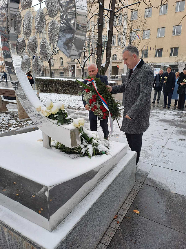 БАЊАЛУКА, 9. ЈАНУАРА /СРНА/ - Делегације Срба са Косова и Метохије и Одбора за помоћ Косову и Метохији данас су у Бањалуци, поводом 9. јануара - Дана Републике Српске, положили вијенац и цвијеће на споменик 12 бањалучких беба.