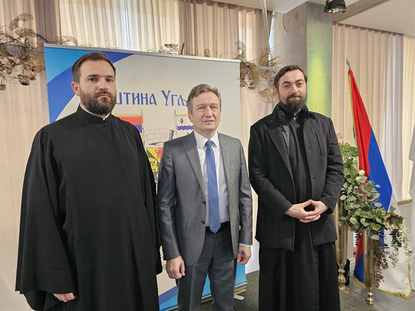 УГЉЕВИК, 9. ЈАНУАРА /СРНА/ -Начелник општине Угљевик Василије Перић и свештеници Српске православне цркве општине Угљевик на пријему уприличеном поводом 9. јануара - Дана Републике.