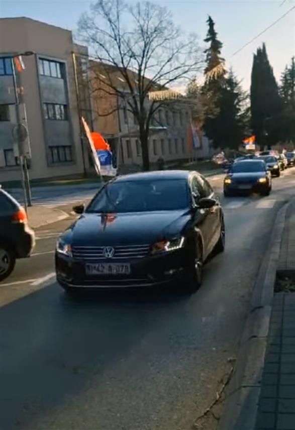 БИЛЕЋА, 9. ЈАНУАРА /СРНА/ - Колона од педесетак возила, украшених заставама Републике Српске и Србије, продефиловала је данас улицама Билеће поводом 9. јануара - Дана Републике Српске.