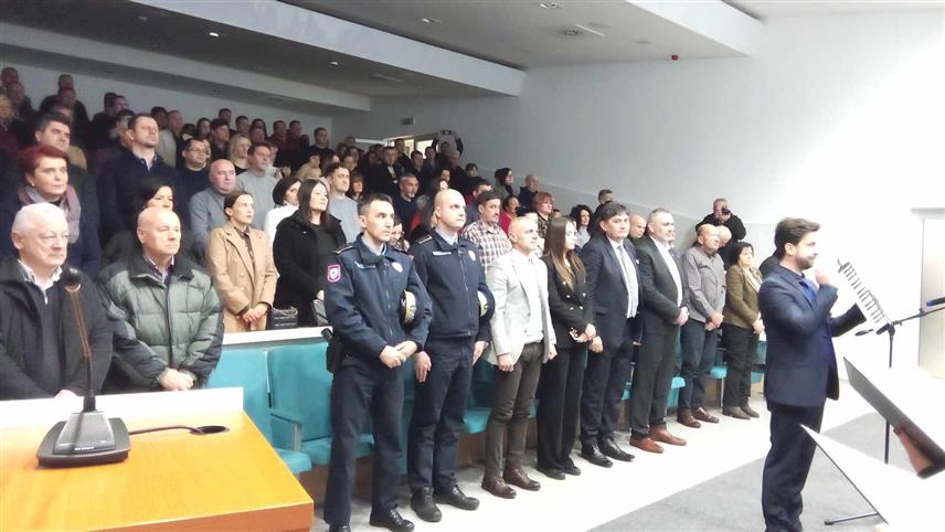 НОВИ ГРАД, 9. ЈАНУАРА /СРНА/ - У Новом Граду вечерас је одржана свечана академија поводом 9. јануара Дана Републике Српске.