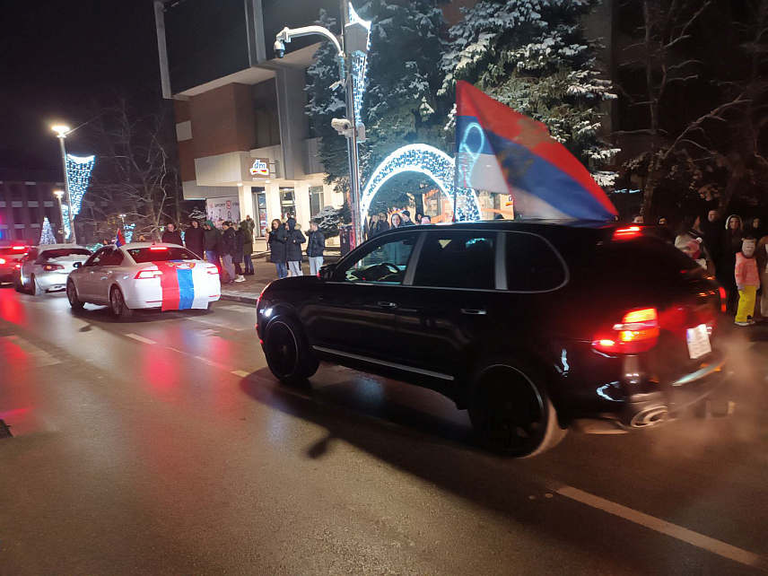 ЗВОРНИК, 9. ЈАНУАРА /СРНА/ - Млади Зворничани вечерас су свечаним дефилеом аутомобилима са заставама Републике Српске, бакљадом и пригодним музичким програмом обиљежили Дан Републике, а тим поводом приређен је и ватромет на градском стадиону.